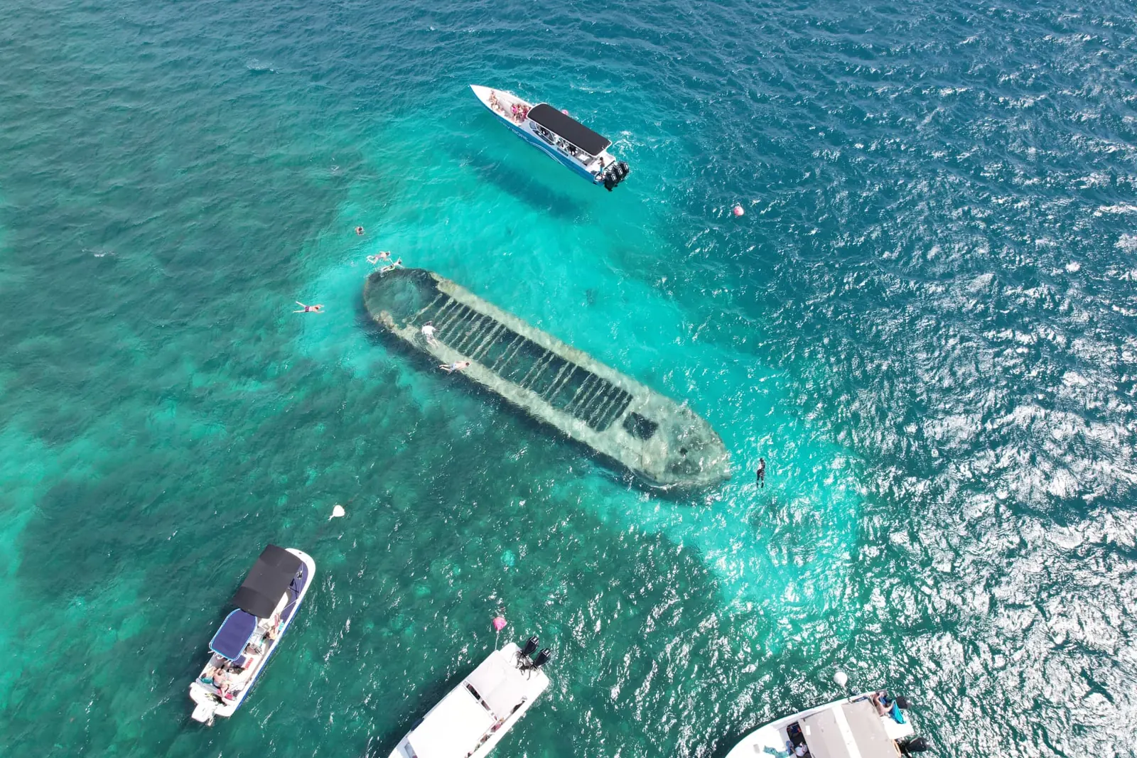Vue aérienne de l'épave du Grand Cul-de-Sac Marin, Guadeloupe